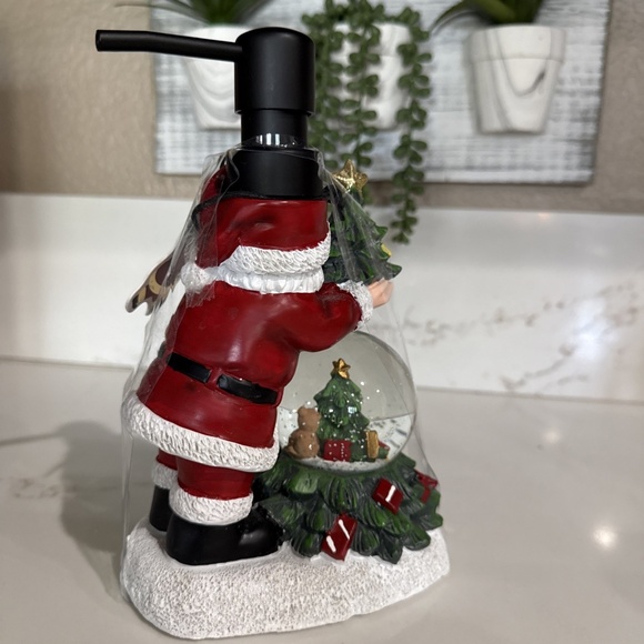 Christmas Santa Light Up Snow Globe Soap Dispenser - Picture 5 of 5